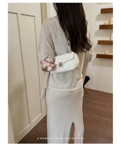 Gedetailleerd overzicht van de elegante gewatteerde schoudertas met ketting en chique stijl.