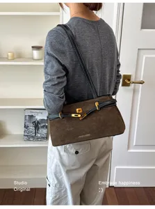 Retro suède schoudertas voor dames, chique okseltas met metalen gesp ontwerpen.