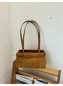 Bruine suède schoudertas, minimalistische okseltas met dubbele riemen en metalen gesp.
