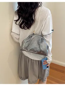 Vue détaillée du sac bandoulière coquillage en perles élégant avec une belle texture.