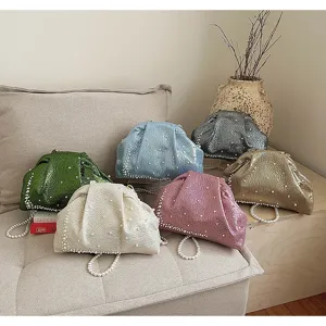 Vue détaillée de sacs clutch froncés ornés de perles élégantes en plusieurs coloris.