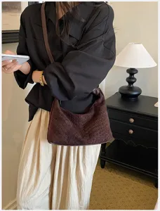 Bolso de hombro trenzado de estilo francés, elegante bolso de mano marrón para mujer.