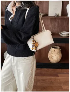 Bolso de hombro minimalista blanco para mujer, bolso de cuero retro con colgante de trébol.