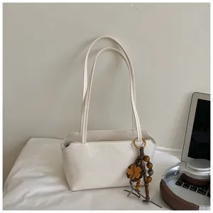 Bolso de hombro blanco minimalista con correas dobles y colgante de cuentas de madera para diario.