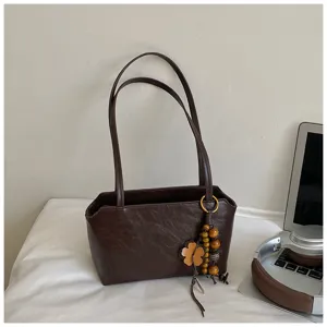 Bolso de hombro retro marrón liso bajo el brazo con elegante colgante de flor y cuentas.