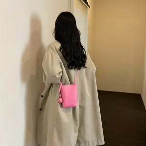 Borsa a tracolla rosa minimalista da donna per smartphone stile elegante e pratico.