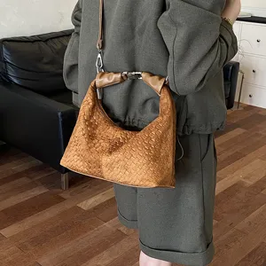Bolso de hombro tejido con textura de nicho francés, bolso cubo marrón minimalista para mujer.