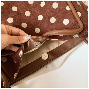 Détail en gros plan de la doublure intérieure et de la fermeture du sac marron clair.