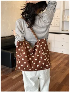Détail sac cabas en suédine marron à pois, grand sac porté épaule pour travail quotidien.