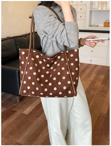 Sac cabas vintage en daim marron à pois pour femmes, grand sac porté épaule pour le travail.