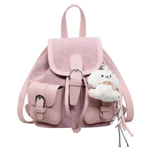 Mochila rosa elegante para mujer con bolsillos frontales y dije de peluche para uso diario.