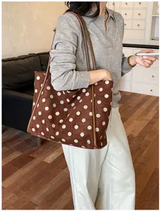 Vue détaillée du sac cabas à pois vintage, montrant sa grande capacité et son tissu doux.