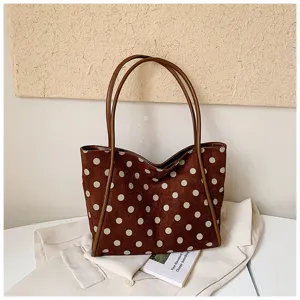 Détail de sac cabas à pois marron, grand sac épaule vintage pour femmes au bureau.