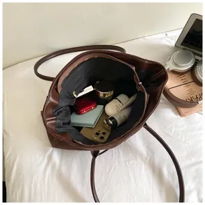 Women large capacity PU leather shoulder tote bag, stylish brown vintage commuter handbag.