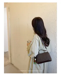Koreanischer Stil Kontrast Umhängetasche schick lässige Retro Handtasche mit süßem Anhänger