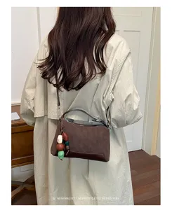 Retro Umhängetasche in Braun für Damen mit Perlenanhänger, modische koreanische Freizeittasche.