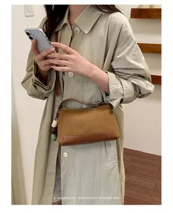 Koreanische Retro-Umhängetasche für Damen mit Kontrastfarben-Design und Perlenanhänger.