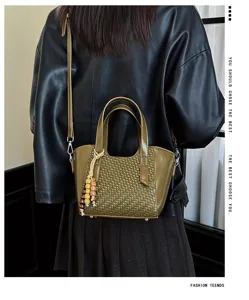 Sac à bandoulière tissé vert olive chic, élégant sac en cuir avec pendentif perles bois.
