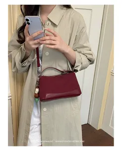Koreanischer Mode lässiger Kontrastfarbe Schulter Umhängetasche mit schickem Anhänger.