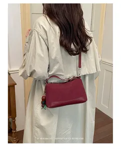 Minimalistische burgunderrote Umhängetasche für Damen, schicke Retro Schultertasche chic.