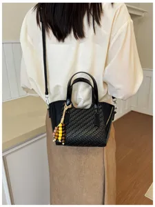 Sac à bandoulière tissé noir avec poignées et charmant pendentif de perles pour femmes.