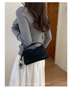 Koreanische minimalistische Retro-Schultertasche in Schwarz mit schickem Perlenanhänger.