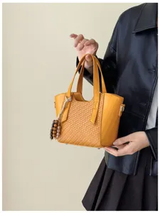 Sac à bandoulière tissé tendance pour femme, élégant sac en cuir PU avec pendentif perles.