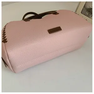 Dames retro roze Boston tas, kunstleder met bruine handvatten, stijlvolle crossbody tas.