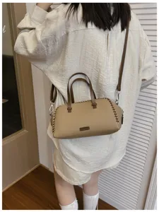 Retro vrouwen schouder crossbody boston tas met contrast handvatten en mooie stiksels.
