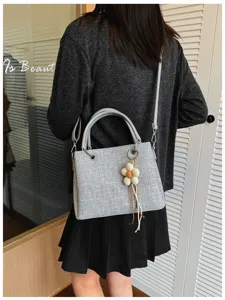 Bolso bandolera texturizado gris para mujer, elegante bolso tote con colgante de flor, uso casual.