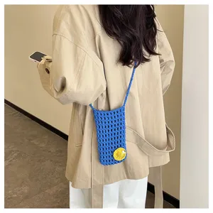 Handgemachte gehäkelte hohle Handytasche, stylische lässige Umhängetasche für Damen im Sommer.