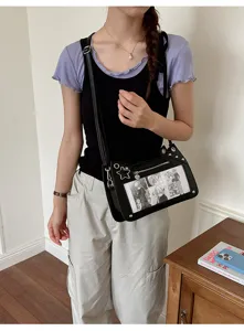 Detailansicht einer trendigen japanischen schwarzen Ita-Tasche mit transparentem Fenster.