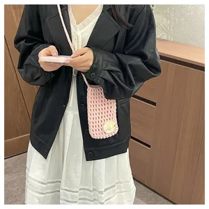 Handgemachte rosa Häkel Handytasche Detail, leichte hohle Umhängetasche für Sommertrends.