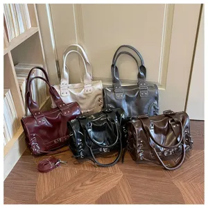 Detailansicht von lässigen Schultertaschen in vielen Farben mit stylischen Nieten.