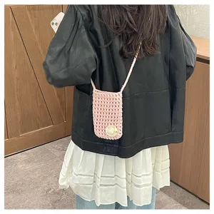 Handgemachte gehäkelte hohle Handytasche Detailansicht, schicke Umhängetasche für Damen.