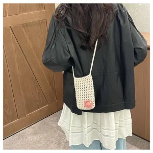 Handgemachte gehäkelte hohle Handytasche, sommerliche leichte Freizeitumhängetasche für Damen.