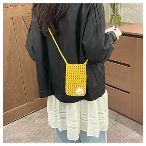 Handgefertigte gewebte hohle Handytasche, trendige gelbe Umhängetasche für Damen im Sommer.