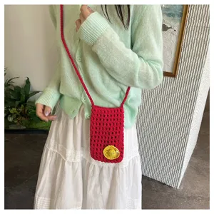 Rotes Häkel-Handytasche Detail, kleine Umhängetasche mit gelbem Blumenmotiv für Damen.
