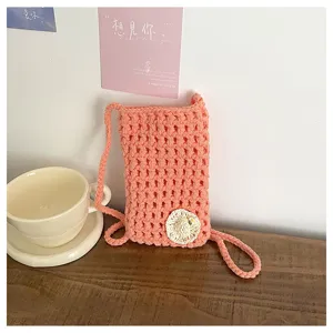 Handgefertigte Häkel-Handytasche Detail, rosa Lochmuster mit Hut, süßes Sommer-Accessoire.