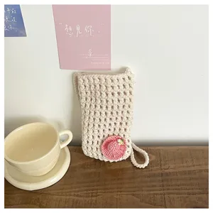 Handgemachte gehäkelte Handy-Umhängetasche mit rosa Strohhut Dekor, süßes Sommer Design.