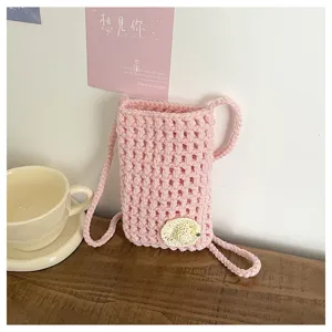 Handgemachte gehäkelte Handytasche Detailansicht, rosa Umhängetasche mit kleiner Blütendekoration.