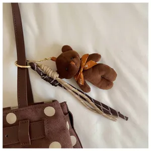 Sac à bandoulière à pois marron avec pendentif ours, sac fourre-tout tendance détail chic quotidien.
