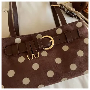 Sac baguette d'épaule marron à pois, détail suédine avec boucle de ceinture en métal vintage.