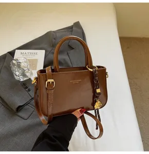 Vintage bruine PU lederen handtas voor dames, chique kleine schoudertas met metalen gesp.