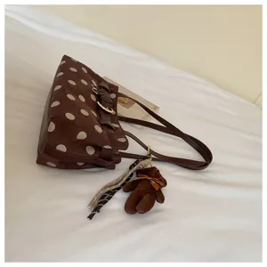 Sac à bandoulière en suédine marron à pois, élégant sac baguette avec joli pendentif d'ours.