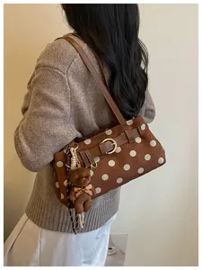 Sac à bandoulière à pois marron style coréen sac baguette en daim avec pendentif d'ours