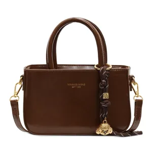 Bruine lakleren handtas voor dames, elegante vintage schoudertas met hond als hanger.