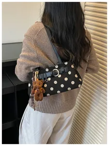 Sac baguette chic à pois noirs avec pendentif ours mignon pour femmes tendance