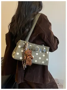 Sac baguette élégant à pois avec breloque ours pour femmes pour la mode quotidienne.