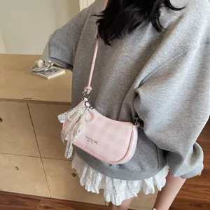 Roze geruite dames schoudertas, stijlvolle trendy crossbody tas met parel kanten hanger.